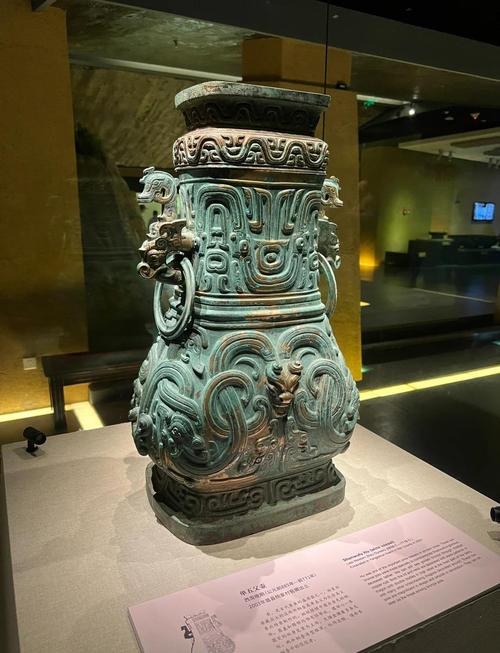 博物馆展柜惊现手机，青铜器与科技的奇妙邂逅-图2