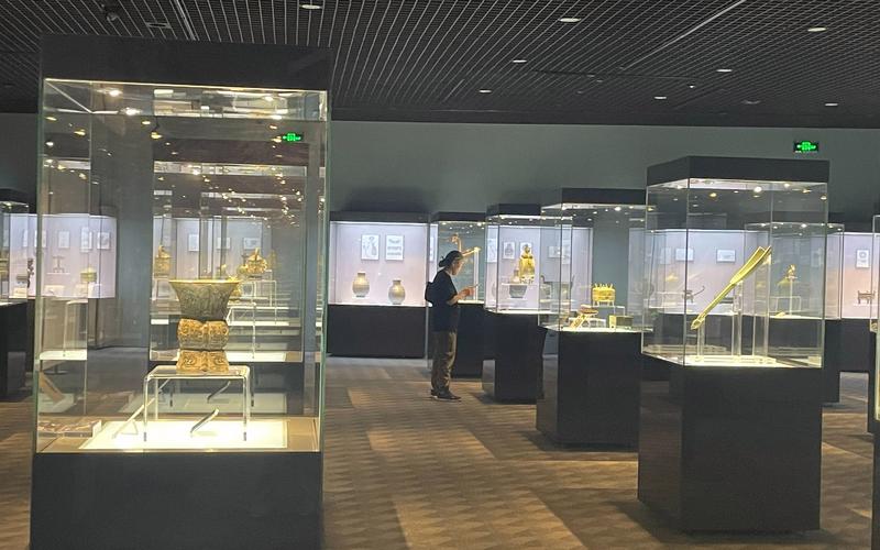 博物馆展柜惊现手机，青铜器与科技的奇妙邂逅-图3