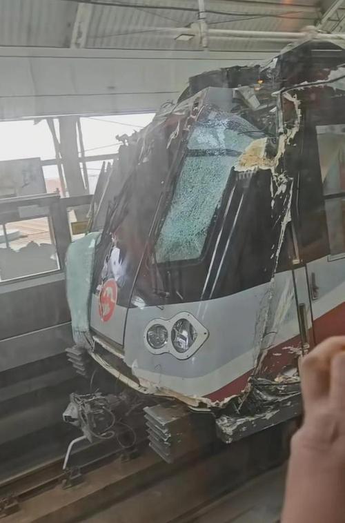上海街头悲剧,路人遭掉落玻璃砸中不幸身亡-图3 上海街头悲剧,路人遭掉落玻璃砸中不幸身亡-图3