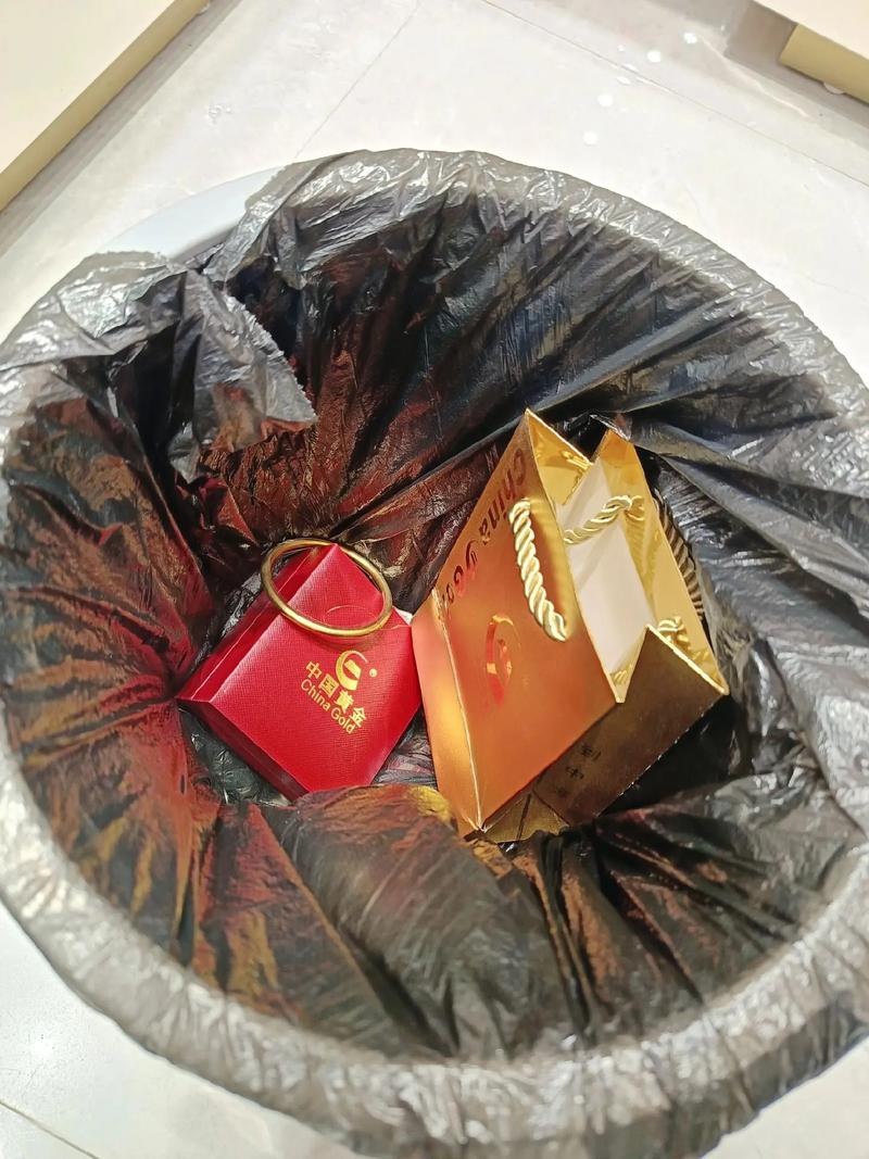 价值3万金镯子不慎被猫推入垃圾桶，遭遇不幸扔弃-图3