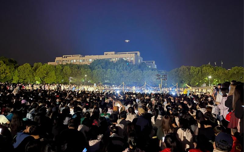 英皇集团将在县城学校操场举办盛大演唱会-图3 英皇集团将在县城学校操场举办盛大演唱会-图3