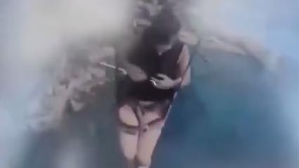 八个月爱情长跑戛然而止，英国女子分手后跳伞自杀-图2