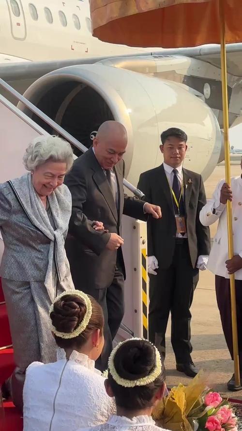 柬埔寨国王和太后莅临首都盛大欢迎-图3