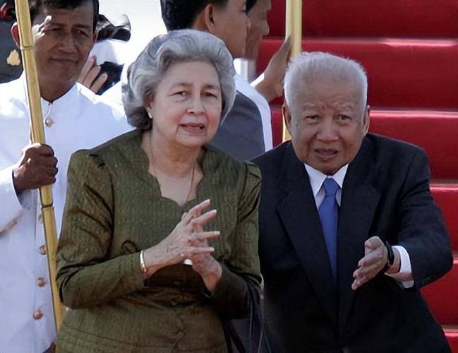 柬埔寨国王和太后莅临首都盛大欢迎-图2