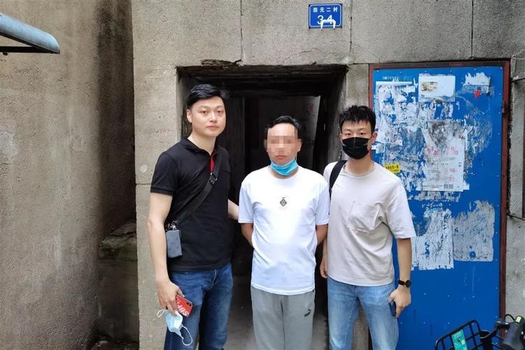 副局长勇擒诈骗犯,赤膊奋战显警威-图2 副局长勇擒诈骗犯,赤膊奋战显警威-图2