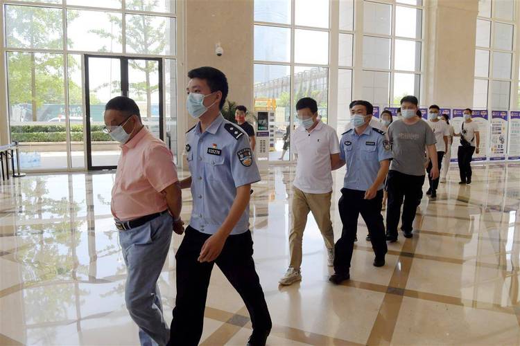 副局长勇擒诈骗犯,赤膊奋战显警威-图3 副局长勇擒诈骗犯,赤膊奋战显警威-图3