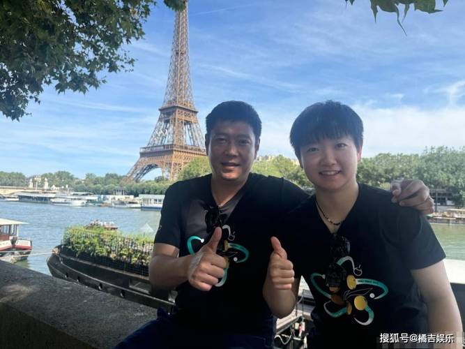 邱贻可与孙颖莎携手庆祝冠军荣耀合影-图3