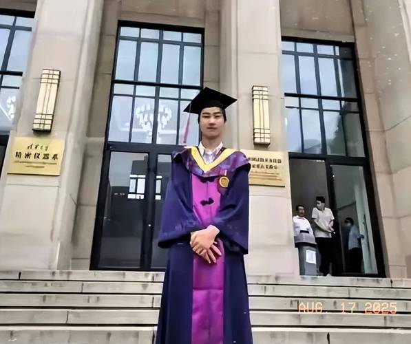 庞众望出席清华大学新生成长报告会盛典-图3 庞众望出席清华大学新生成长报告会盛典-图3