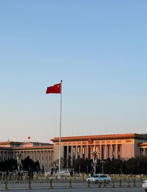 北京盛大升挂国旗红旗，庆祝重大节日或活动-图1