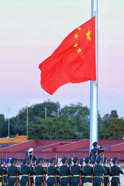 北京盛大升挂国旗红旗，庆祝重大节日或活动-图2