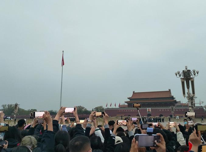 北京盛大升挂国旗红旗，庆祝重大节日或活动-图3