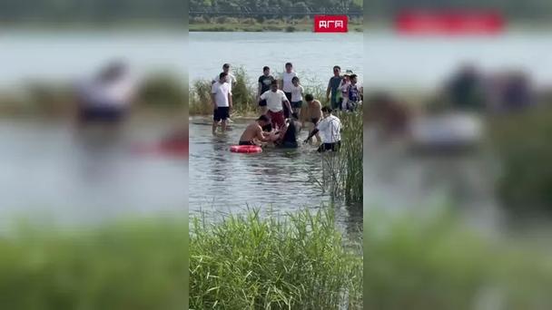 勇者救援，游客合力拯救水库车内母子-图2