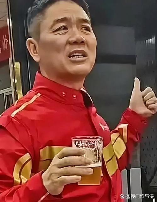 刘强东为家乡球队加油，手拿啤酒助力宿迁队再创佳绩-图3