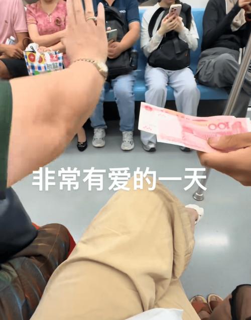 上海阿姨热心助伤童，慷慨赠予500元善款-图1