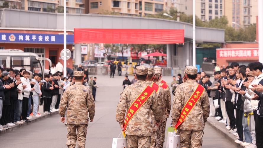 全家15人共赴国防科大，见证少年圆梦国防科大报到时刻-图2