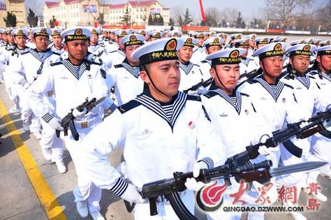 青岛老板豪掷包场，员工共享阅兵盛宴-图2