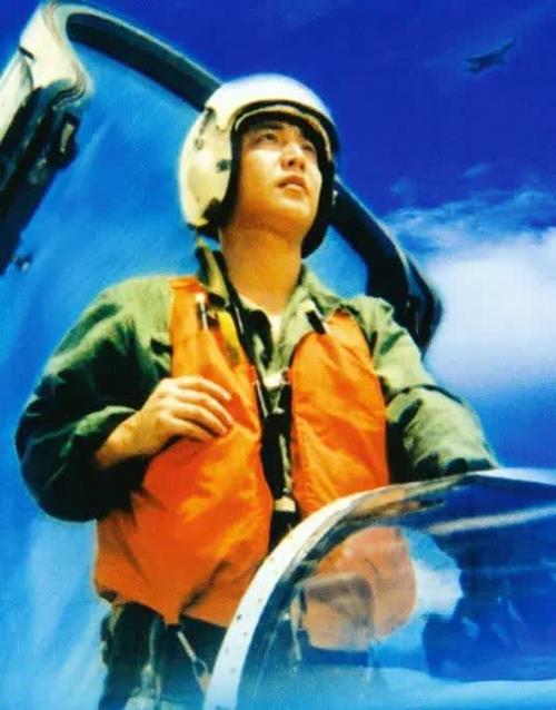 ‘海空卫士’王伟遗孀深情见证阅兵盛典-图2