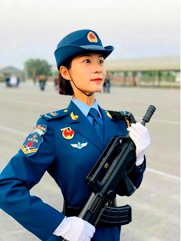 女教头领军，装备方队风采独树一帜-图3