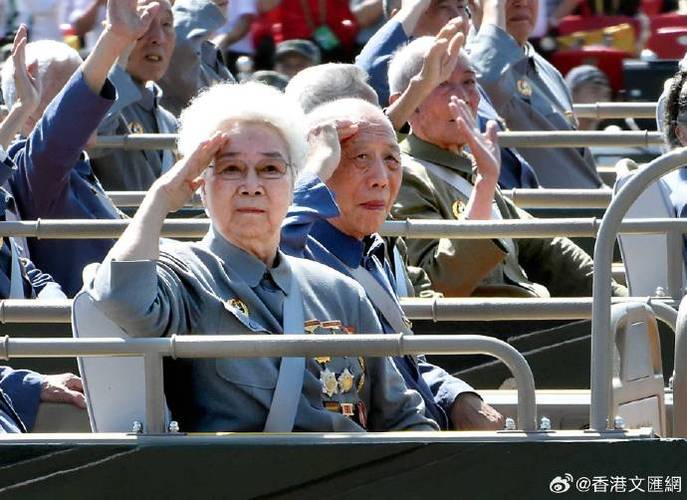 缅怀英烈，老人电视直播正对烈士墓碑观看阅兵式-图2