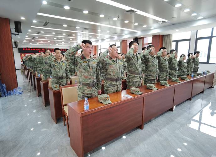 震撼军姿,民兵方队领队向右看风采独树一帜-图2 震撼军姿,民兵方队领队向右看风采独树一帜-图2