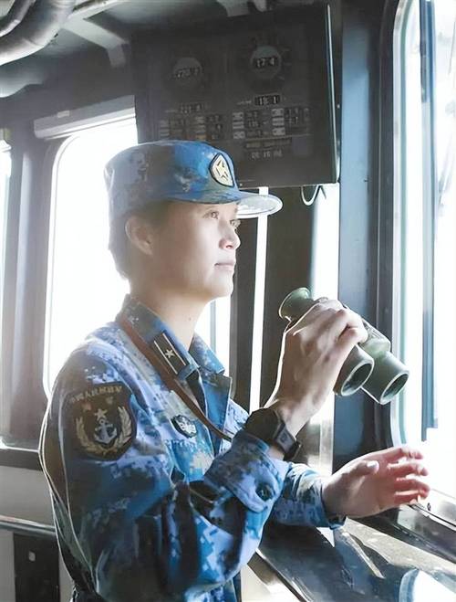 青春号角，19岁女生闪耀阅兵仪式长号手风采-图1
