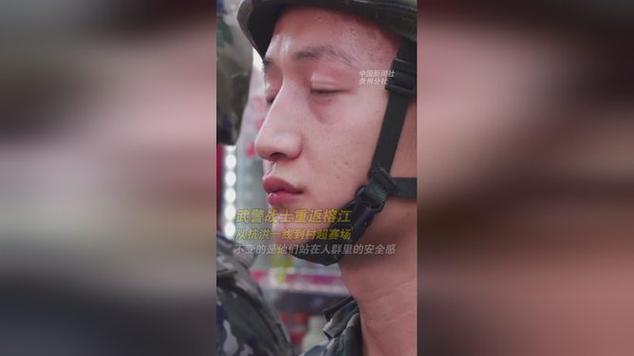 烈日下坚守岗位,阿姨温情为军人扇风-图2 烈日下坚守岗位,阿姨温情为军人扇风-图2
