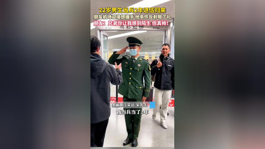 机场温馨重逢，退伍妈妈与小女孩感人团聚瞬间-图2