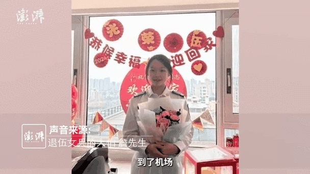 机场温馨重逢，退伍妈妈与小女孩感人团聚瞬间-图1