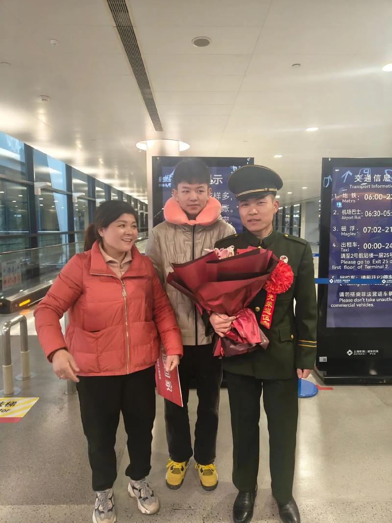 机场温馨重逢，退伍妈妈与小女孩感人团聚瞬间-图3
