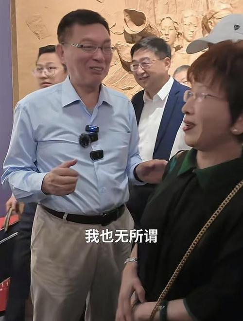 苑举正目睹武警坚定神态，深受感动瞬间-图3