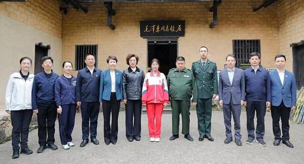 毛新宇家族亮相九三阅兵盛典-图2