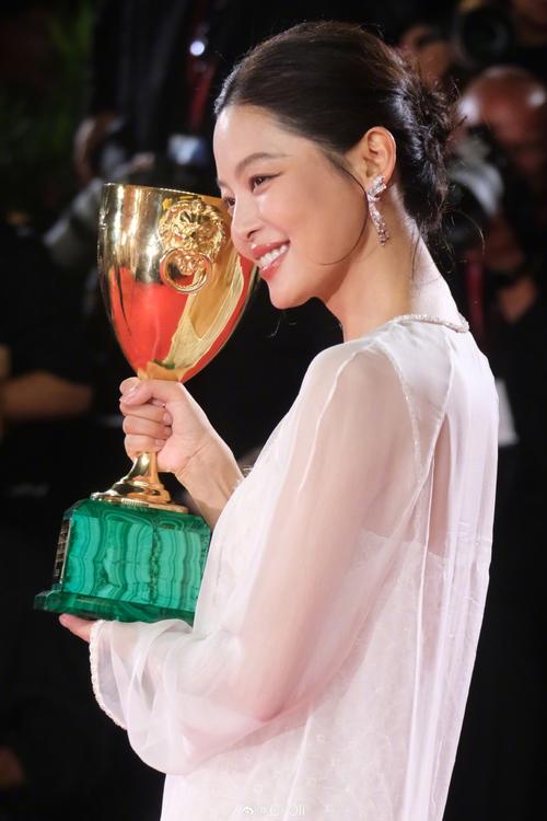 辛芷蕾荣膺威尼斯电影节影后称号-图1