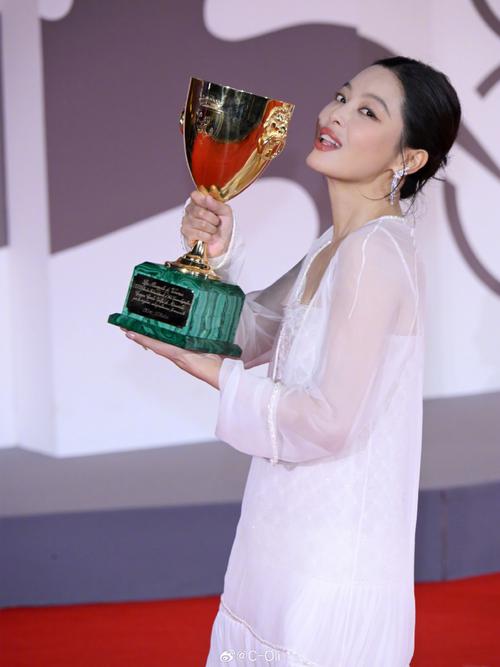 辛芷蕾荣膺威尼斯电影节影后称号-图2
