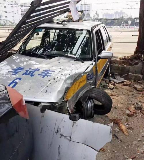 科目二考试意外撞塌考场围墙惊险瞬间-图1