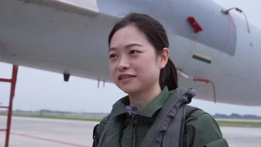 女飞行员硬气宣言，挑战者，来试试！-图1