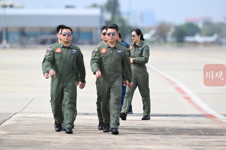 女飞行员硬气宣言，挑战者，来试试！-图3