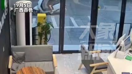 奶茶店失窃，男子趁顾客买饮偷走电瓶车-图1