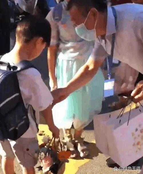 校长门前阻教师节礼物,小学校园里的特别守护-图2 校长门前阻教师节礼物,小学校园里的特别守护-图2