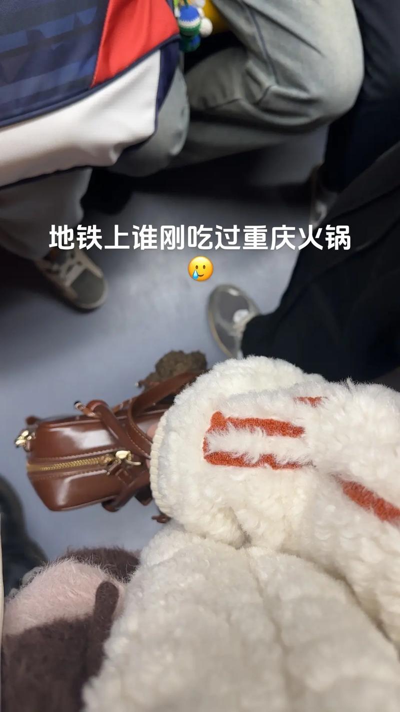 地铁奇遇，外国游客现场‘干嚼’火锅底料引围观-图1