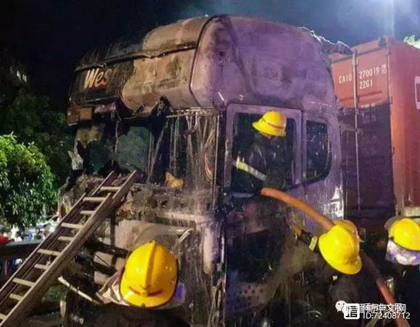 台湾卡车撞桥油箱爆燃事故瞬间惊悚瞬间-图1