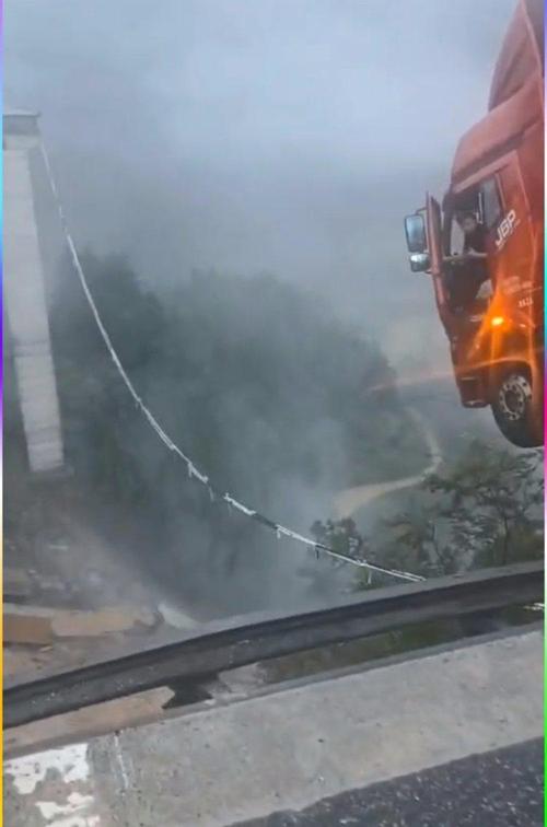 台湾卡车撞桥油箱爆燃事故瞬间惊悚瞬间-图3