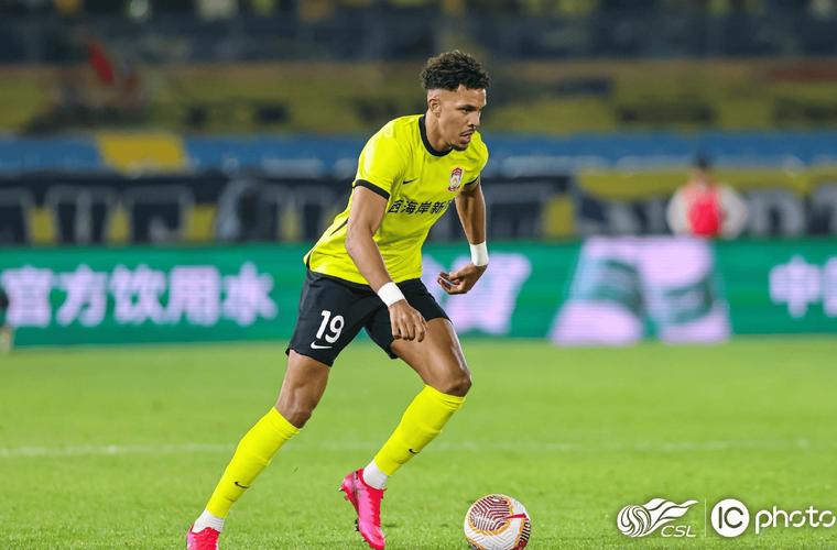 浙江队力克青岛西海岸，客场2-0完胜-图1