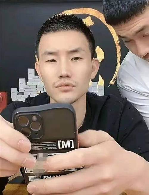 谢孟伟直播穿警服骂人事件回应引关注-图2 谢孟伟直播穿警服骂人事件回应引关注-图2