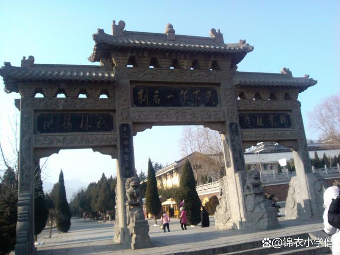 河南石牌坊突发倒塌，巨石柱倾覆现场惊心动魄-图1