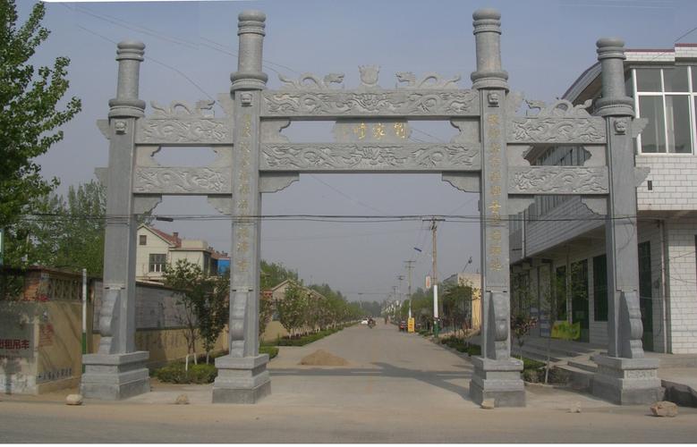 河南石牌坊突发倒塌，巨石柱倾覆现场惊心动魄-图3