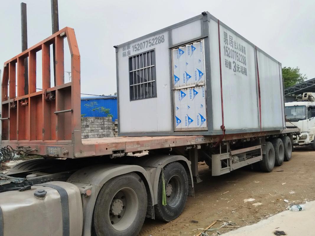 廉价航空旅客创意省钱，穿成‘人体集装箱’引关注-图1