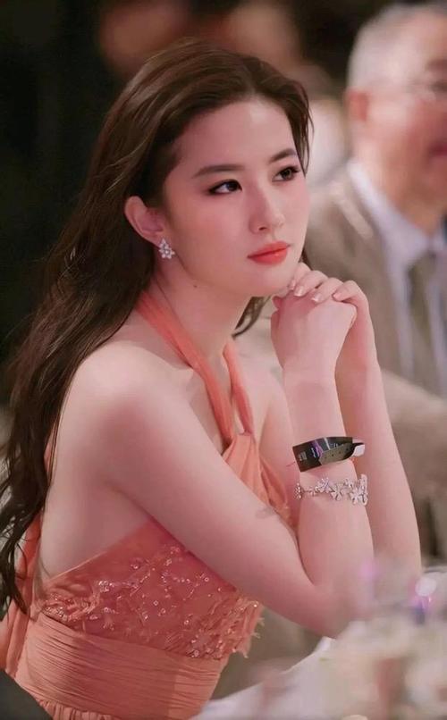 神似刘亦菲的女孩，三条视频助力涨粉20万-图2