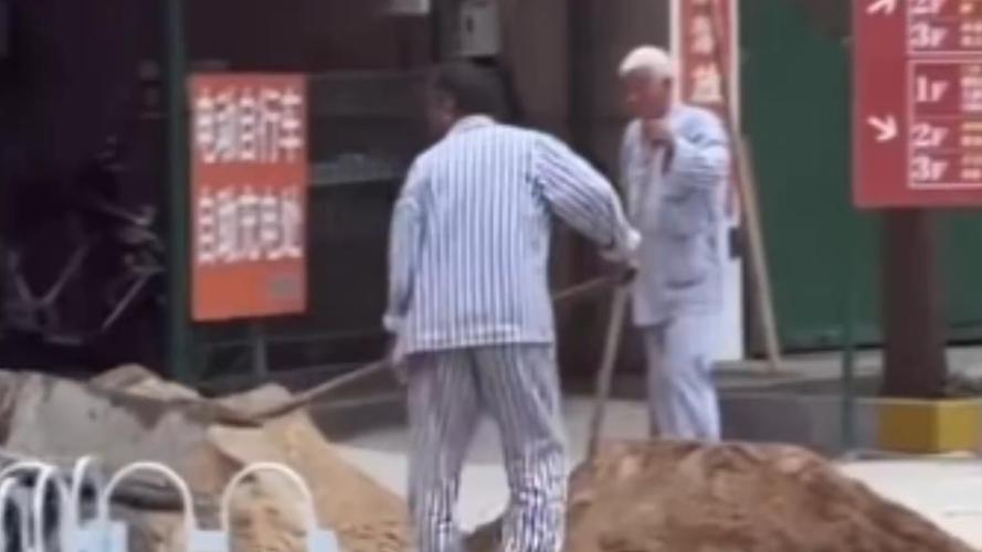 病号服老人医院门前辛勤劳作引关注-图2