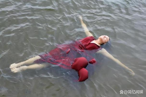 中国游客英勇救人，用嘴咬住落水女子头发生死瞬间-图2