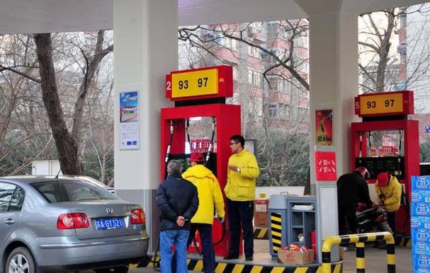 车主误拔油枪引发意外，驾车离去导致加油机倾倒-图1